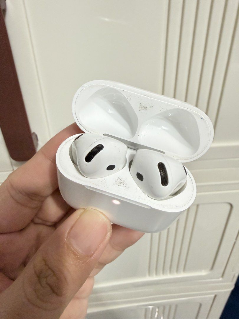 Airpods 4 with noise cancellation (Category: Earphones) located in Manila. Submitted by iyamdavid (Listing ID 1466319238, Image 1). Description: AIRPODS 4 with noise cancellation Kung maselan ka, SKIP mo na to (See photos) Kung madiskarte ka pwede sayo to With sign of usage Yun right side napansin ko 2-3hrs nalang sya Nabili ko lang din secondhand used only 1 week rfs upgrade Loc: Antipolo .