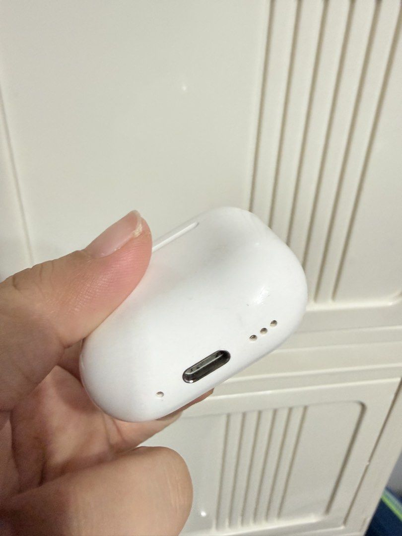 Airpods 4 with noise cancellation (Category: Earphones) located in Manila. Submitted by iyamdavid (Listing ID 1466319238, Image 3). Description: AIRPODS 4 with noise cancellation Kung maselan ka, SKIP mo na to (See photos) Kung madiskarte ka pwede sayo to With sign of usage Yun right side napansin ko 2-3hrs nalang sya Nabili ko lang din secondhand used only 1 week rfs upgrade Loc: Antipolo .