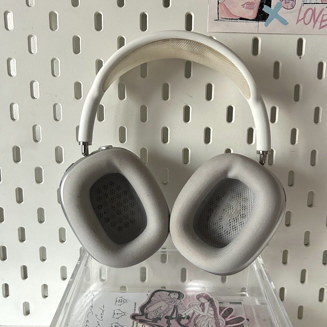 AirPods Max Silver (Category: Headphones & Headsets) located in Davao. Submitted by vminiebelle (Listing ID 1466176874, Image 2). Description: ✿ 🎧 airpods max silver complete inclusion on 3rd photo with smart case detachable & washable ear cups charger 🧁 ₱3500 can lessen if payo :D ౨ৎ ⋆ condition is 8/10! fully functional, normal signs of handling on mesh and ear cups ౨ৎ ⋆ class A, heavy, and very good quality ౨ৎ ⋆ ready to pair with all device