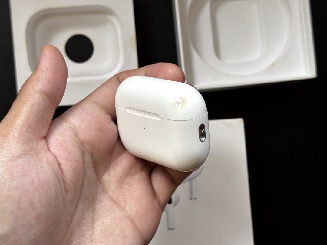 Airpods PRO 2 CHARGING CASE LIGHTNING ONLY (Category: Earphones) located in Manila. Submitted by prelovedbyporttt (Listing ID 1466180059, Image 2). Description: Airpods PRO 2 CHARGING CASE LIGHTNING ONLY 🔗PERSONAL WARRANTY: 1 MONTH (Valid as long as the item hasn’t been dropped or exposed to water) Only issue: May malaking dent sa upper case but it doesn’t affect the performance still perfectly working • 100% No hidden defects • 100% Battery hea