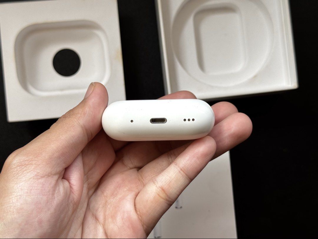 Airpods PRO 2 CHARGING CASE LIGHTNING ONLY (Category: Earphones) located in Manila. Submitted by prelovedbyporttt (Listing ID 1466180059, Image 3). Description: Airpods PRO 2 CHARGING CASE LIGHTNING ONLY 🔗PERSONAL WARRANTY: 1 MONTH (Valid as long as the item hasn’t been dropped or exposed to water) Only issue: May malaking dent sa upper case but it doesn’t affect the performance still perfectly working • 100% No hidden defects • 100% Battery hea