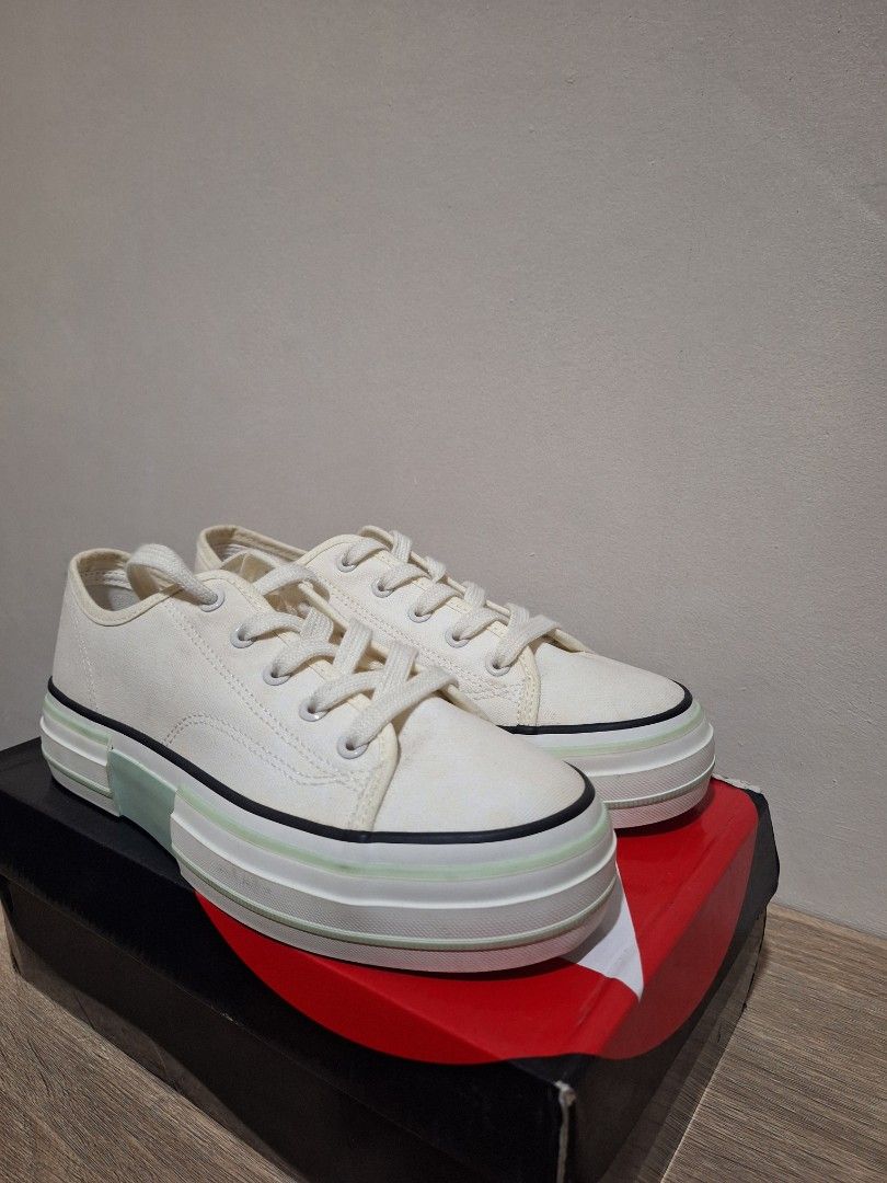 Airwalk Anniston (Category: Sneakers) located in Tuguegarao City. Submitted by ryo38122 (Listing ID 1466328465, Image 2). Description: Airwalk Anniston Color: White/Green Brand New | 100% Original Complete with original box & paper bag Size: Women's 8 US | 6 UK | 39 EU SRP: ₱1,795 Selling for only ₱1,000 Location/Meet-up: Tuguegarao City Nationwide shipping via J&T or LBC.
