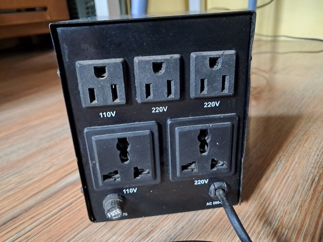Akari AVR-SVR 500 AC Automatic Voltage Regulator (Category: Electrical, Adaptors & Sockets) located in Makati City. Submitted by Titan (Listing ID 1466223871, Image 3). Description: Akari AVR-SVR 500 automatic voltage regulator. Handles input voltage from 200-260 VAC. Outputs 220VAC and 110VAC. Multiple outlet ports on the back with separate 110V and 220V sockets plus fuse protection. Front panel includes dual analog voltage meters, main power sw