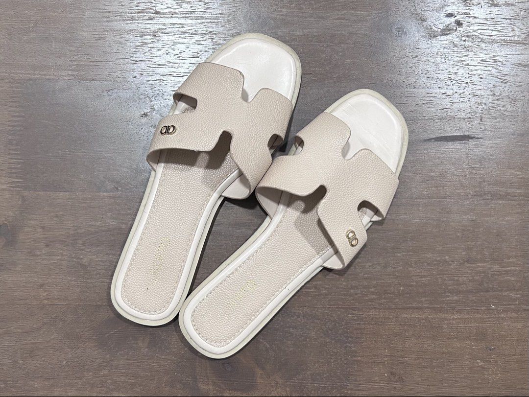 ALBERTO Beige H-strap flat sandals slip-ons (Category: Flats & Sandals) located in Pasay City. Submitted by iaedd (Listing ID 1466185416, Image 1). Description: - Signs of use on the under-sole, faded logo, but overall still clean - Size 9 (25 - 25.5 cm).