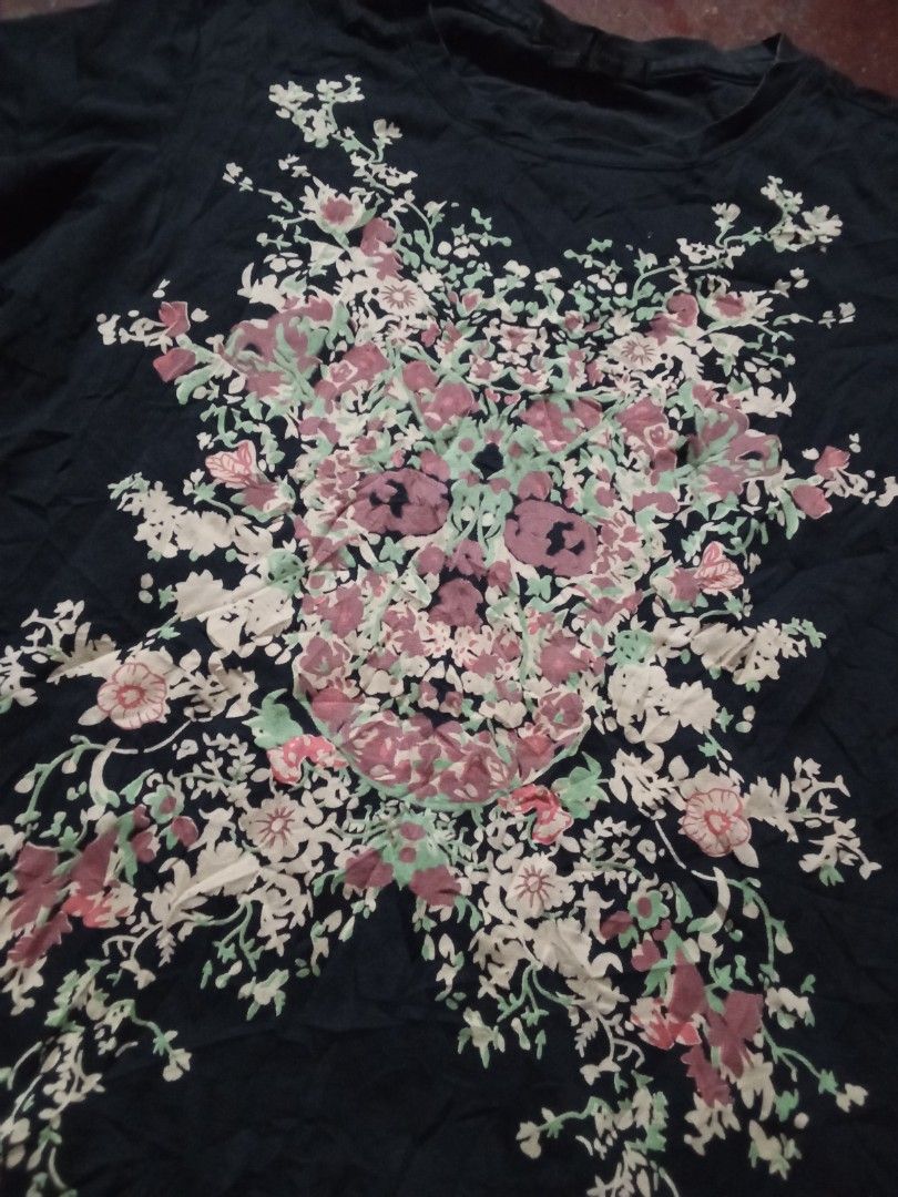 Alexander McQueen (Category: Shirts) located in Manila. Submitted by tcbukay_zxc25 (Listing ID 1466296435, Image 3). Description: Alexander McQueen 16x25 good condition.