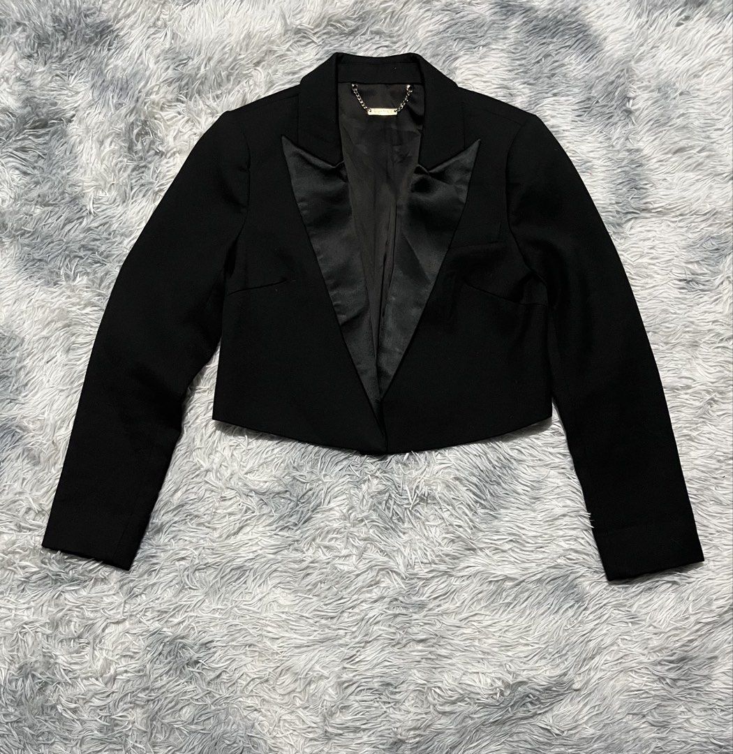 Alexander McQueen Cropped Tuxedo Jacket (Category: Coats, Jackets and Outerwear) located in Sasmuan (Sexmoan). Submitted by winterclothes.ph (Listing ID 1466270263, Image 1). Description: Alexander McQueen Cropped Tuxedo Jacket XS - Small Width 16.5 Length 17 Sleeve 22 Excellent Condition.