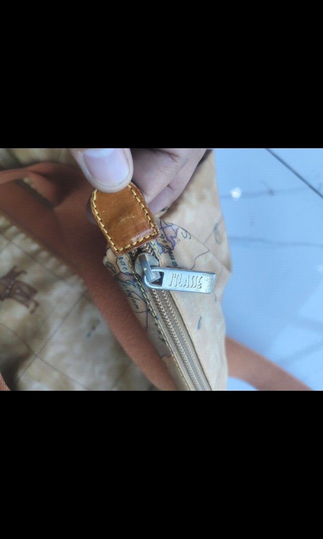 alviero martini bag (Category: Luxury Bags & Wallets) located in Amadeo. Submitted by josephotep (Listing ID 1466284849, Image 3). Description: alviero martini tote bag 999 plus sf loc cavite pm📥.