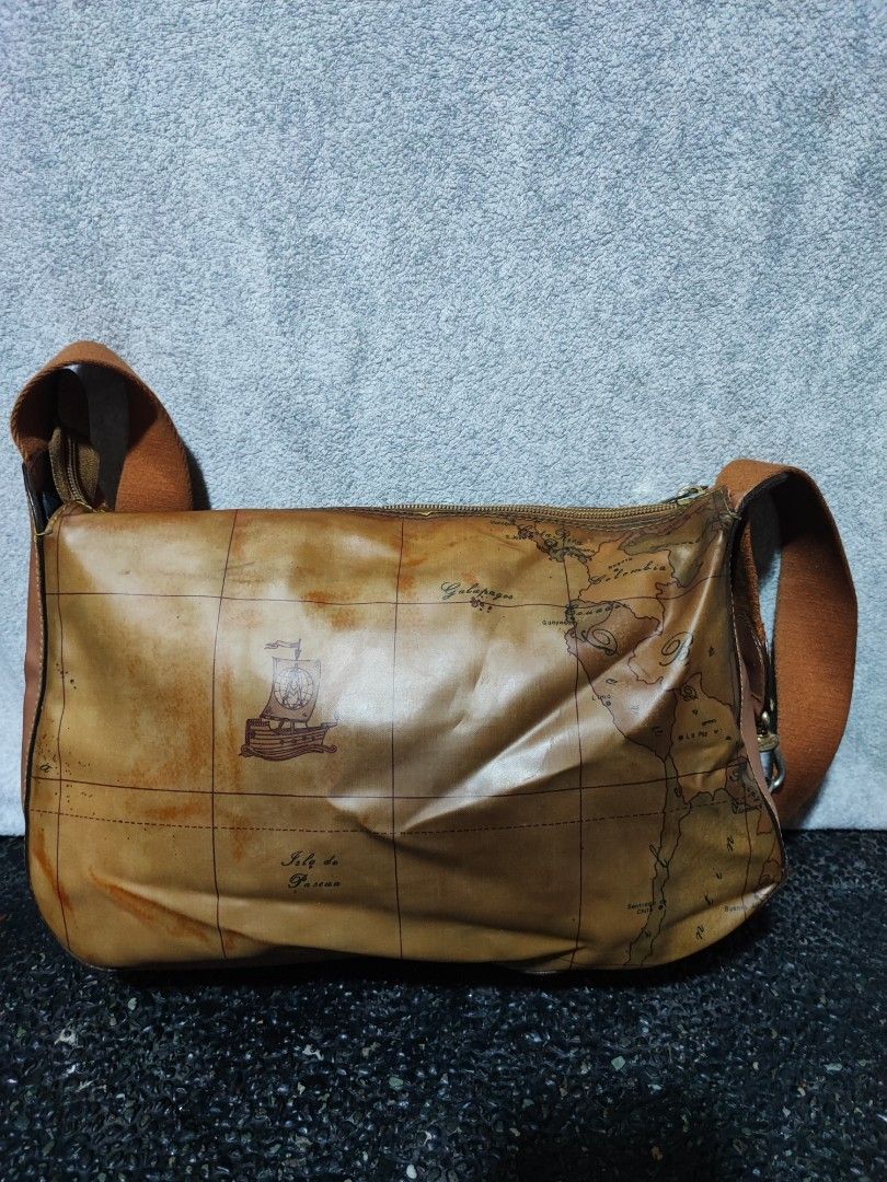 Alviero Martini Geo Map Shoulder Bag (Category: Shoulder Bags) located in Baguio. Submitted by jayrgijc52758 (Listing ID 1466169348, Image 2). Description: Alviero Martini Medium size No damage 1k.