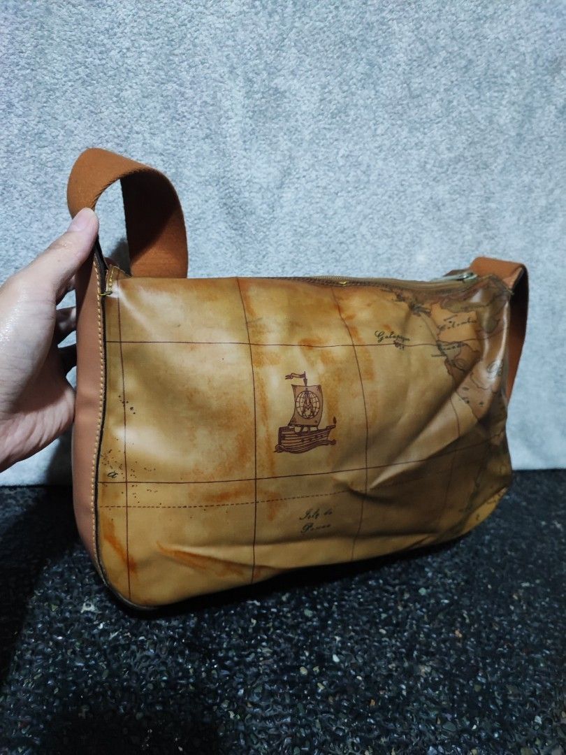 Alviero Martini Geo Map Shoulder Bag (Category: Shoulder Bags) located in Baguio. Submitted by jayrgijc52758 (Listing ID 1466169348, Image 3). Description: Alviero Martini Medium size No damage 1k.