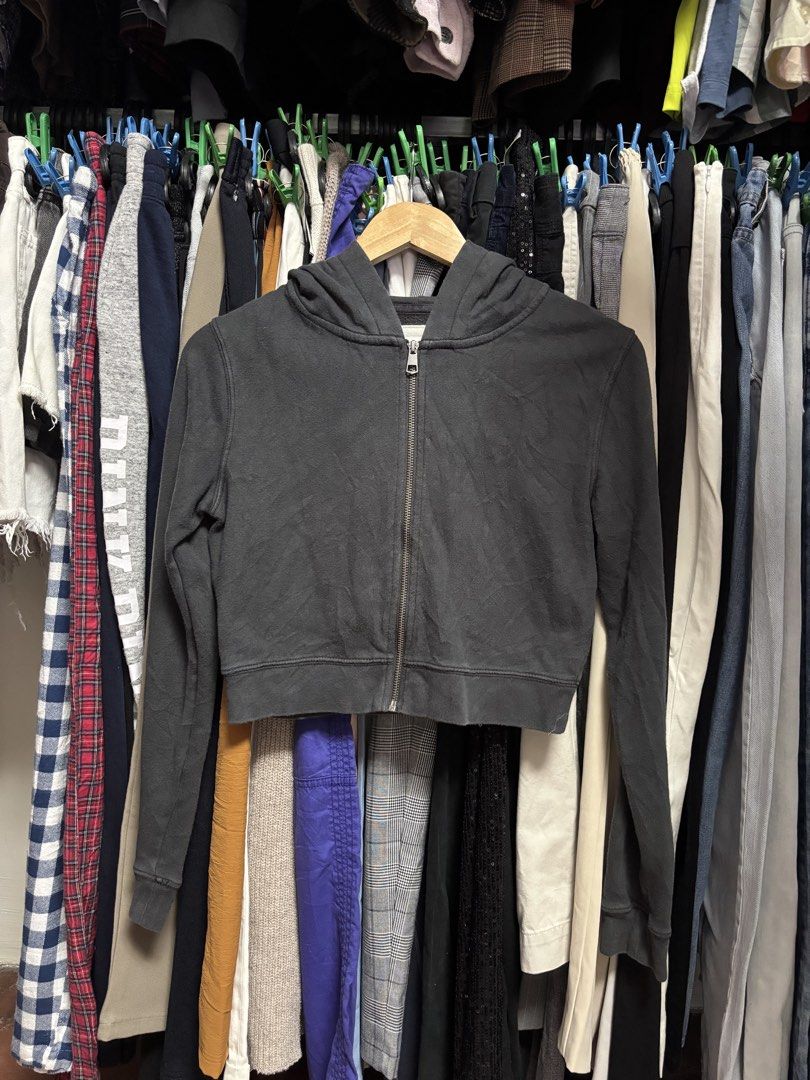 american eagle crop jacket (Category: Coats, Jackets and Outerwear) located in Pila. Submitted by isabelasthriftclothes (Listing ID 1466296005, Image 1). Description: .