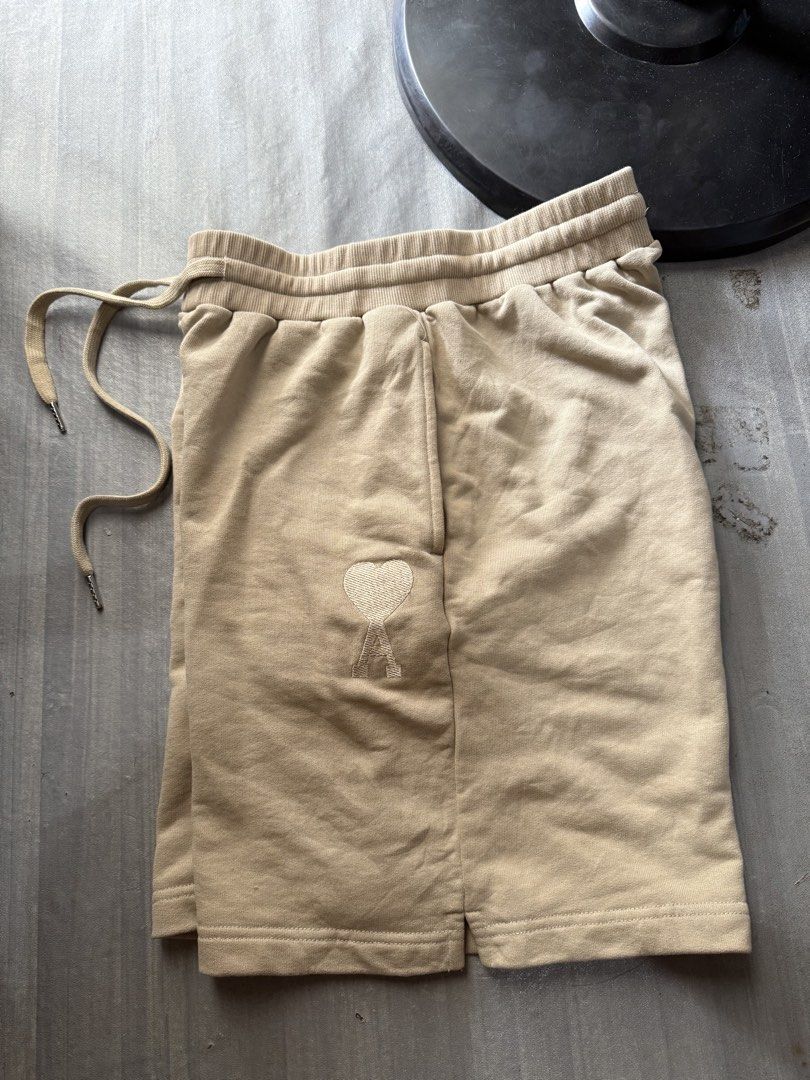 AMI PARIS (Category: Luxury Apparel) located in Cagayan de Oro. Submitted by twice.but.nice.blackmarket (Listing ID 1466260834, Image 2). Description: Excellent condition Declared Off no tag only wash tag Waist 25 to 31 Adjustable drawstring Height 18 / Leg hole 12 .