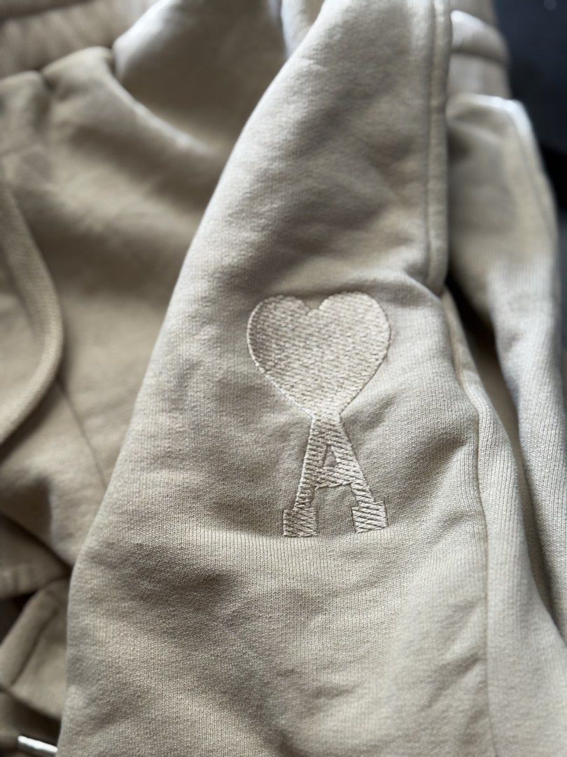 AMI PARIS (Category: Luxury Apparel) located in Cagayan de Oro. Submitted by twice.but.nice.blackmarket (Listing ID 1466260834, Image 3). Description: Excellent condition Declared Off no tag only wash tag Waist 25 to 31 Adjustable drawstring Height 18 / Leg hole 12 .