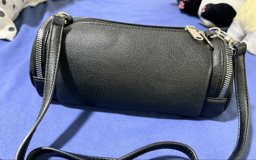 anello CHERISH Mini Shoulder Bag AGB5035 Black (Category: Shoulder Bags) located in Dasmarinas. Submitted by toyang50 (Listing ID 1466178681, Image 2). Description: Authentic anello CHERISH mini shoulder bag in black faux leather. Features a stylish barrel silhouette with dual side zippers, silver hardware, and an adjustable strap..
