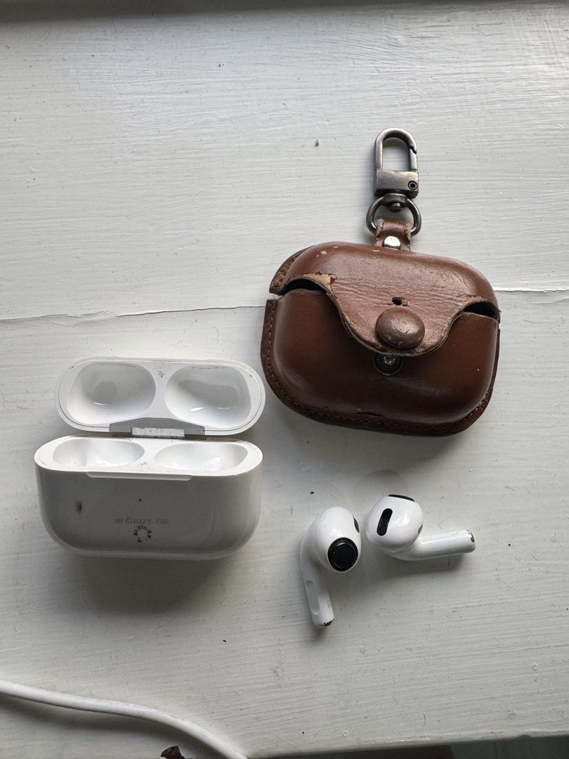 Apple AirPods Pro with leather case （分類：耳機）位於 Hong Kong。 由 dcdhiren1986 提交（商品編號 1466219135，圖片 2）。簡介： Apple AirPods Pro wireless earbuds with charging case. Includes a worn brown leather protective case with key ring clip. Charging case shows minor dirt marks and scuffs from daily use. Earbuds are white with black mesh vents. Working very well, earbuds holds more than 4 hours in single charge. Can meet in central, Kowloontong, Tuen mun , Yuen long