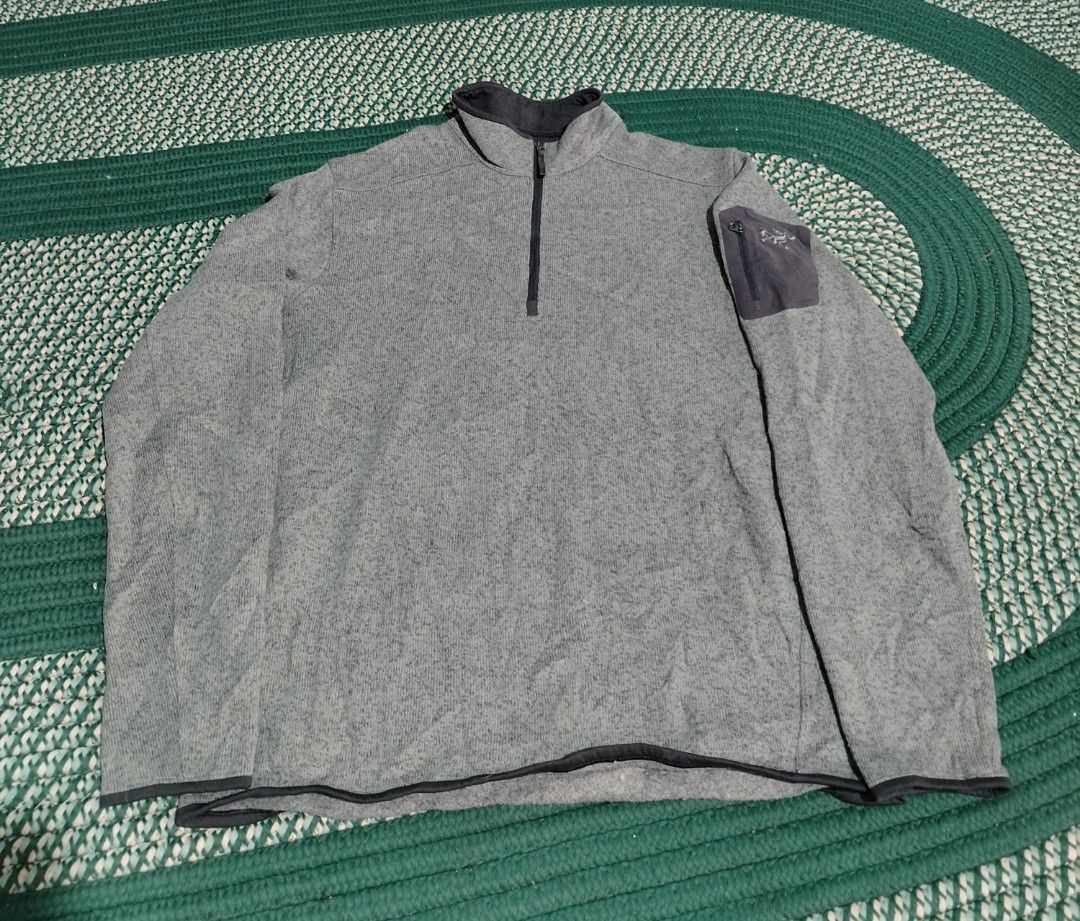 Arc'teryx Covert 1/2 Zip M Grey Fleece Pullover (Category: Coats, Jackets and Outerwear) located in Lucena. Submitted by thrifteditem (Listing ID 1466295610, Image 2). Description: - Brand: Arc'teryx AUTHENTIC - Model: Covert 1/2 Zip Fleece Pullover - Color: Grey Heather - Size: Men's Medium (M) - Details: Half-zip front, high collar, soft fleece interior/exterior, and left sleeve zippered pocket with embroidered fossil logo - Certification: Fair