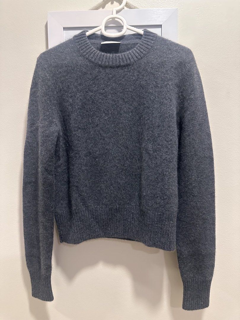 Aritzia 100% Cashmere Sweater (Category: Longsleeves) located in Quezon City. Submitted by aurora.borealis.11 (Listing ID 1466201461, Image 1). Description: Used once, no flaws..
