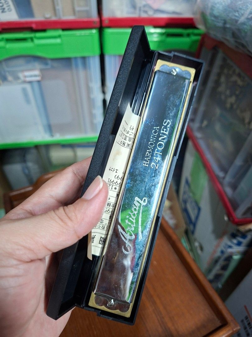 Artisan 24 Tones Harmonica with Case (Category: Musical Instruments) located in Lucena. Submitted by dai_suki (Listing ID 1466305637, Image 1). Description: - Artisan 24-tones harmonica with a sleek chrome and gold finish - Delivers a classic tremolo sound, perfect for folk and traditional tunes - Clean mouthpiece and shiny metal body with clear branding - Ready to play straight out of the box - Includes original black plastic storage case JAPAN 