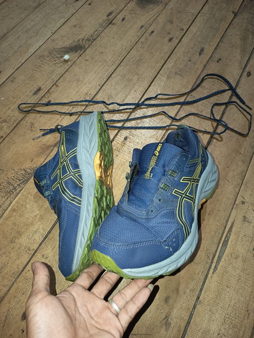 ASICS GEL VENTURES 9 (Category: Shoe inserts & accessories) located in Aurora. Submitted by originthrifting (Listing ID 1466267524, Image 2). Description: size euro 42 , 8¹/² us kita na Po issue sa pic like new have slightly issue unnoticed namn when worn.