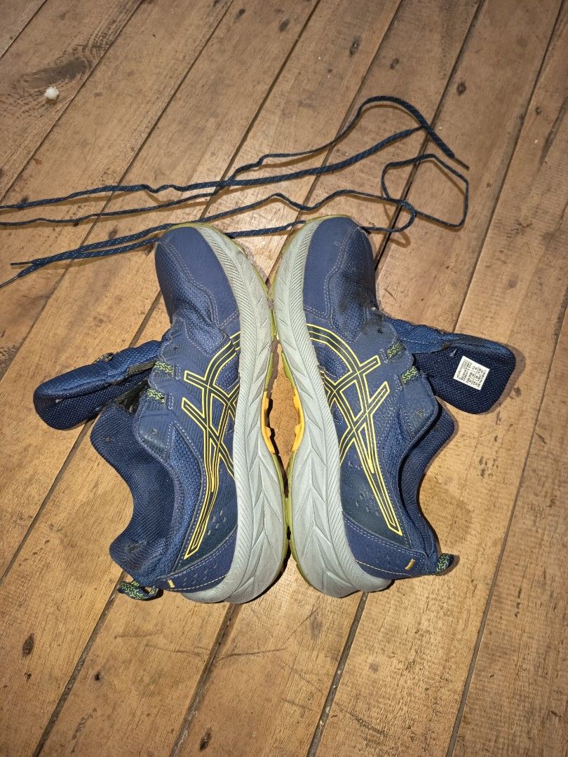 ASICS GEL VENTURES 9 (Category: Shoe inserts & accessories) located in Aurora. Submitted by originthrifting (Listing ID 1466267524, Image 1). Description: size euro 42 , 8¹/² us kita na Po issue sa pic like new have slightly issue unnoticed namn when worn.