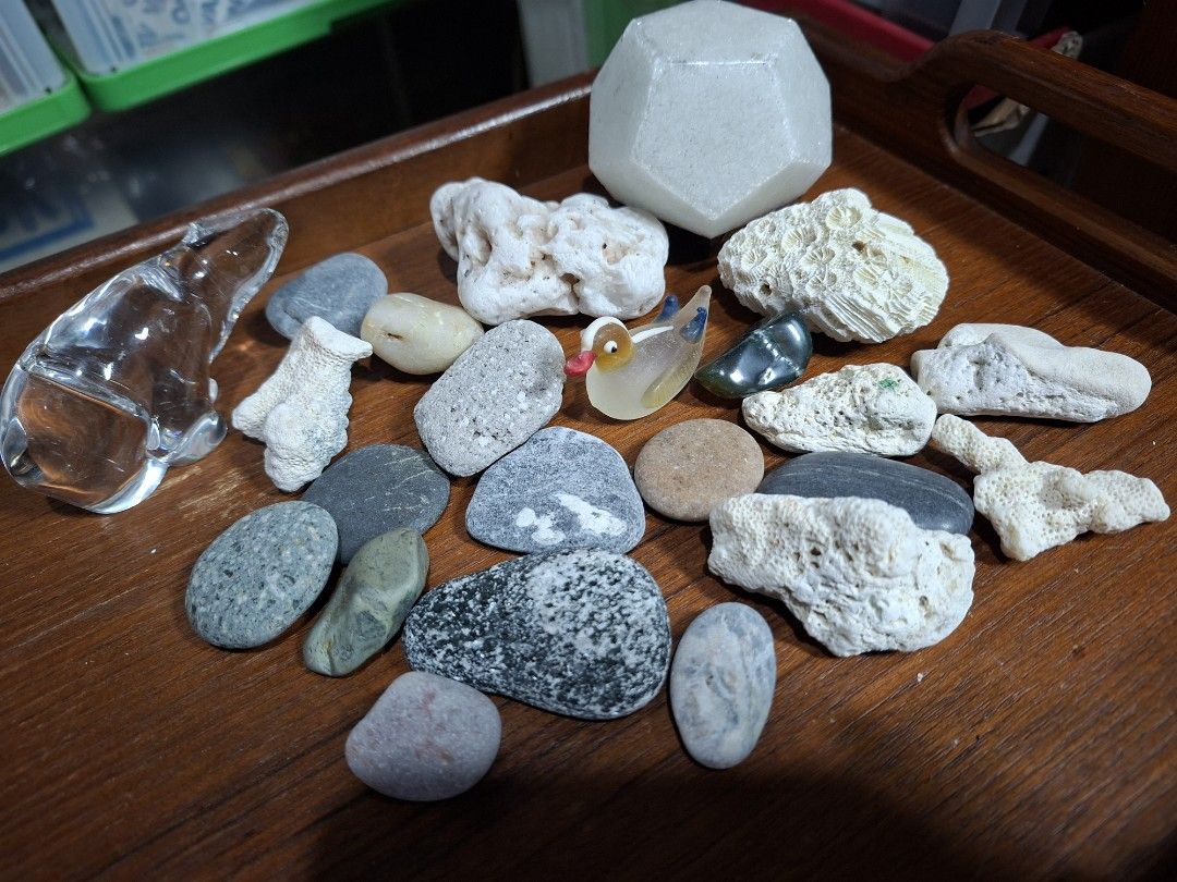 Assorted Decorative Stones Crystals and Mini Figurines Lot (Category: Vintage Collectibles) located in Lucena. Submitted by dai_suki (Listing ID 1466305818, Image 2). Description: - Assorted decorative stones and multi-colored tumbled pebbles - Natural white coral pieces and a unique faceted white stone geometric shape - Two cute crystal animal figurines: a duck and a polar bear - Mixed sizes, ideal for DIY crafts, terrariums, and display shelves
