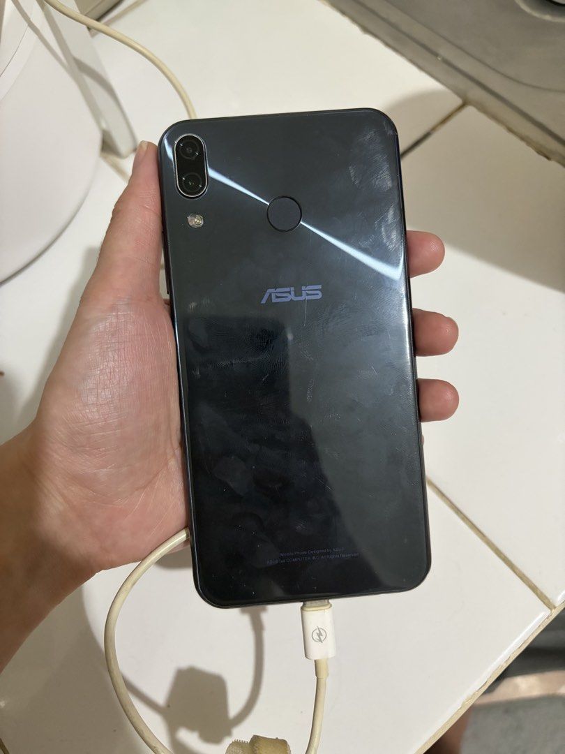 Asus Zenfone 5 (Category: Asus) located in Manila. Submitted by 8d2sn4py9663100 (Listing ID 1466286359, Image 2). Description: Used zenfone 5 with adapter.
