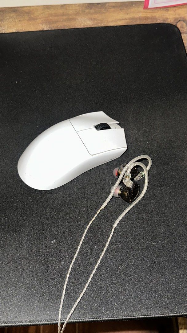 ATK X1 se (Category: Mouse & Mousepads) located in Del Monte. Submitted by des_u (Listing ID 1466285755, Image 3). Description: NO ISSUES ATK X1se(with box) 1k polling rate(wired or wireless) PAW3395 sensor custom dots(superglide).