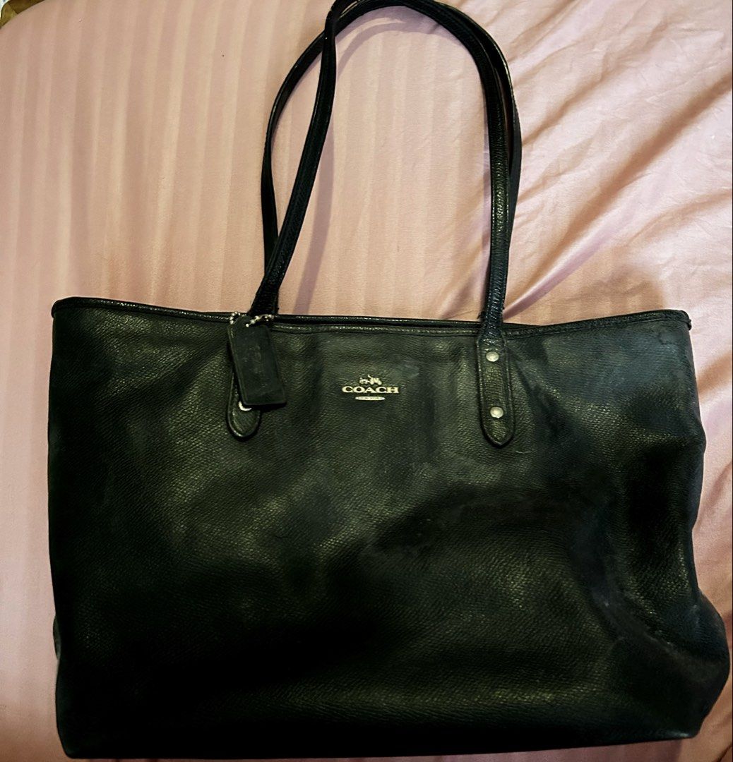 auth coach leather tote bag black (Category: Tote Bags) located in Tagaytay City. Submitted by siegeoftroy (Listing ID 1466231217, Image 1). Description: issues : just a bit dusty but nothing a good cleaning can’t fix :).