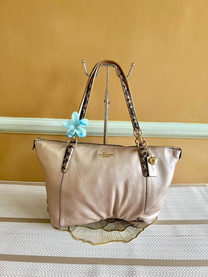 Authentic COACH Ava Chain Shoulder Bag (Category: Luxury Bags & Wallets) located in Quezon City. Submitted by bellafashion08 (Listing ID 1466308182, Image 1). Description: Dimension: - Height = 9 in. - Length = 12 in. * From U.S * Nice in actual .