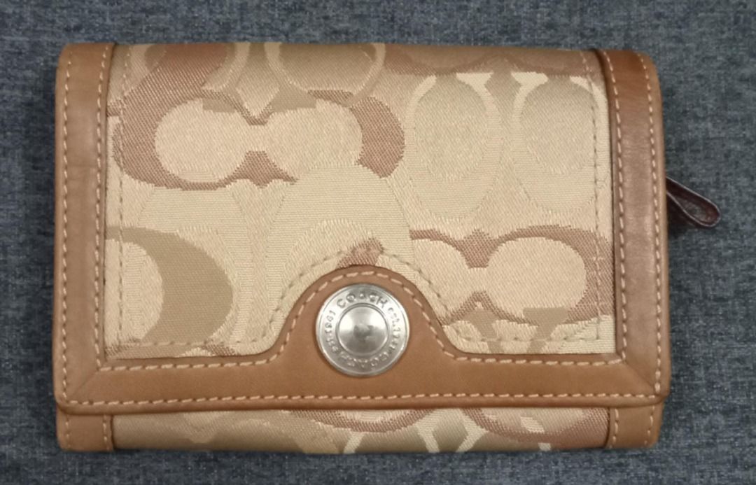 Authentic Coach Signature Wallet (Category: Wallets & Card holders) located in Calapan. Submitted by jyka12345 (Listing ID 1466026703, Image 2). Description: .