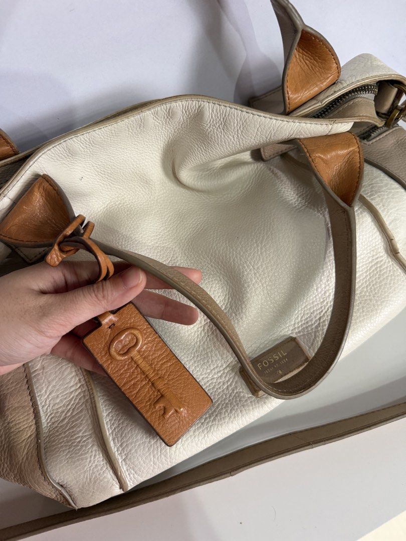 Fossil 1954 Emerson Leather Satchel (Category: Luxury Bags & Wallets) located in Iloilo. Submitted by youngrabbit.b5670d (Listing ID 1466243486, Image 2). Description: Authentic Original Leather Preloved Vintage.
