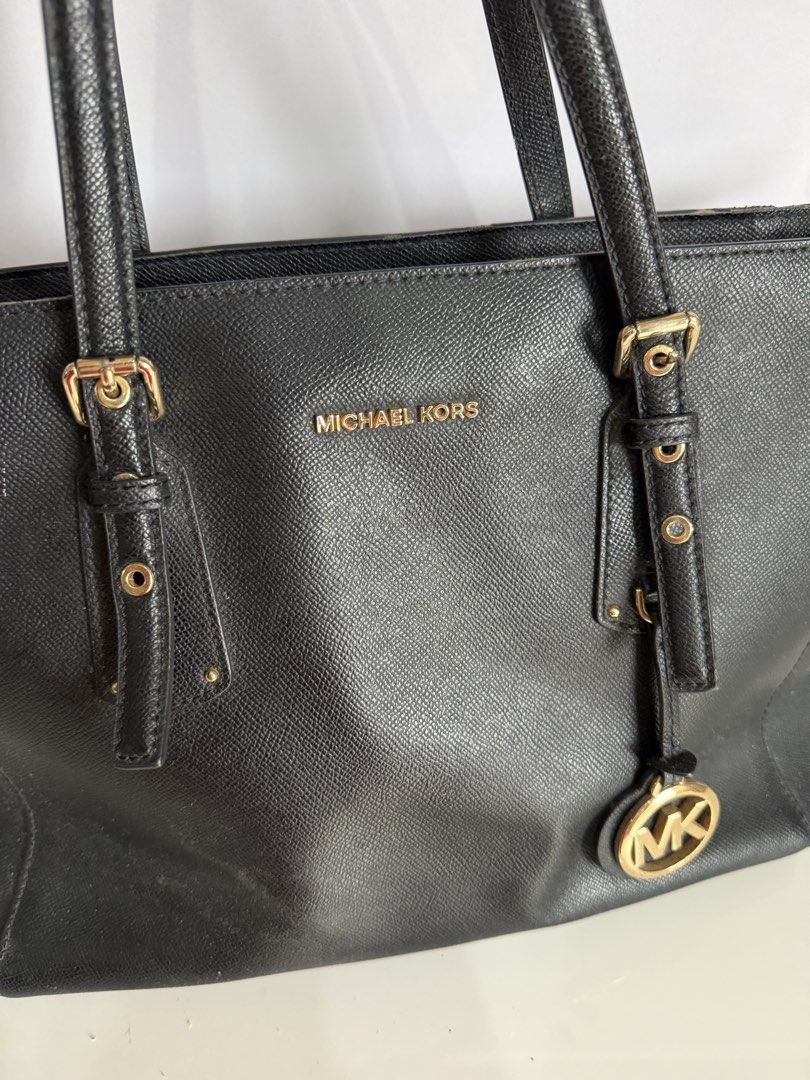 Authentic Michael Kors Bag (Category: Luxury Bags & Wallets) located in Iloilo. Submitted by youngrabbit.b5670d (Listing ID 1466238110, Image 2). Description: Preloved Has flaws Rubs on strap due to usage .