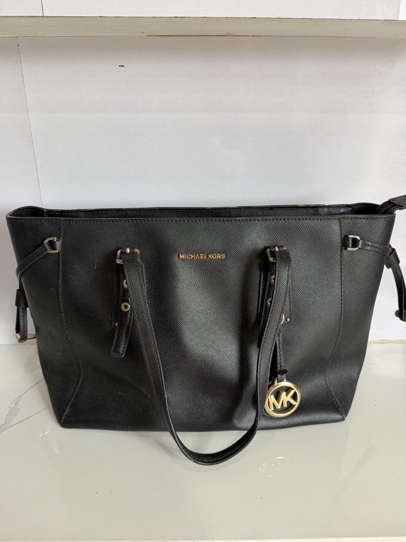 Authentic Michael Kors Bag (Category: Luxury Bags & Wallets) located in Iloilo. Submitted by youngrabbit.b5670d (Listing ID 1466238110, Image 1). Description: Preloved Has flaws Rubs on strap due to usage .