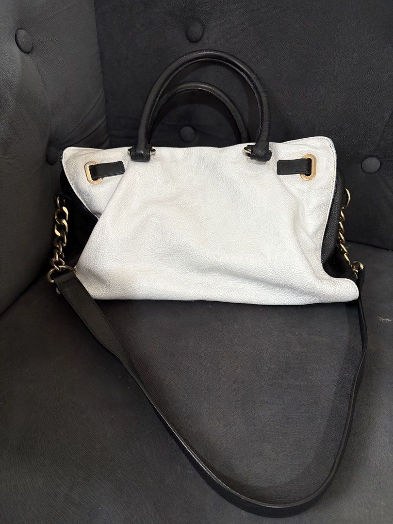 Authentic MICHAEL KORS white/black leather Hamilton (Category: Luxury Bags & Wallets) located in Manila. Submitted by jean777_love (Listing ID 1466160931, Image 2). Description: Genuine Leather No flaws No scratch Perfect ang white original 🥰😍😍😍😍.