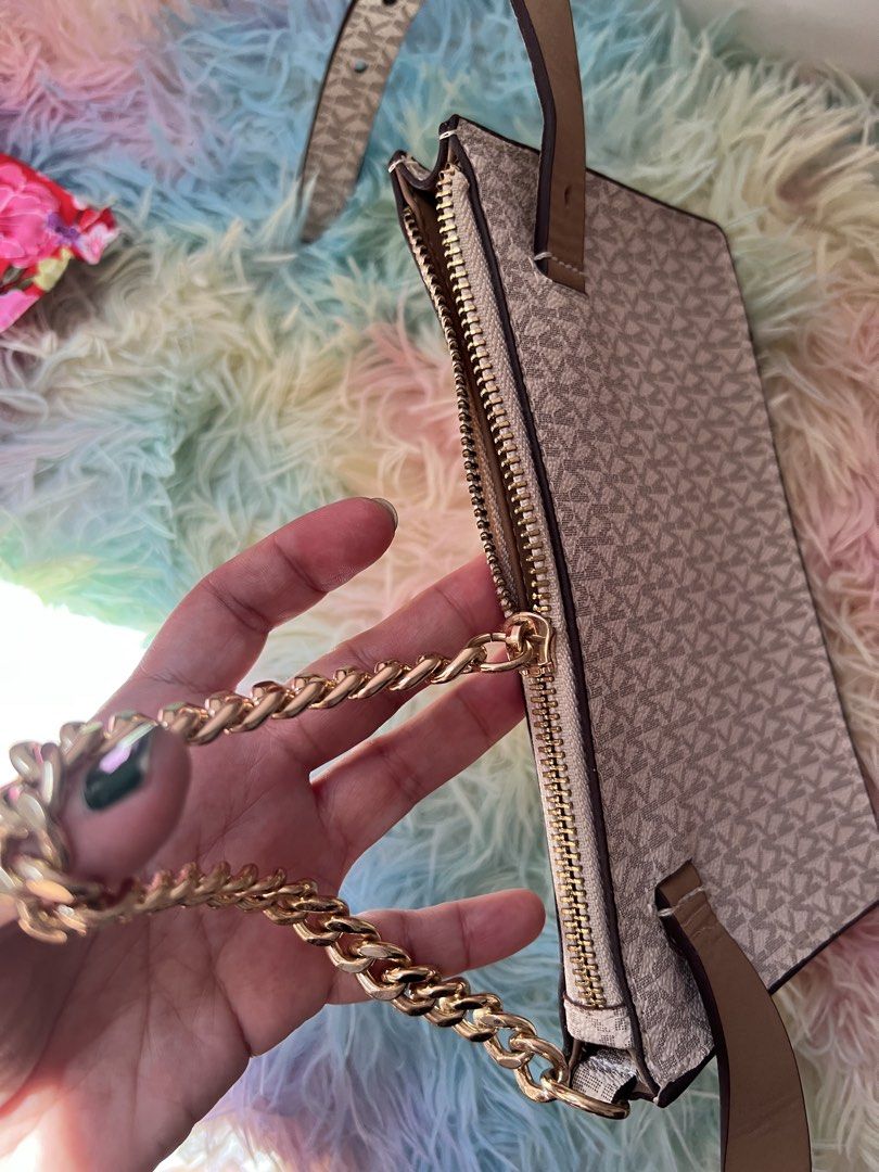 Authentic MK beltbag (Category: Clutches) located in Cabanatuan. Submitted by happythriftbyshidshin (Listing ID 1466209685, Image 3). Description: Used twice Personal Preloved authentic No issues no flaws.