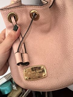 (Category: ) located in . Submitted by happythriftbyshidshin (Listing ID 1466209322, Image 1). Description: .