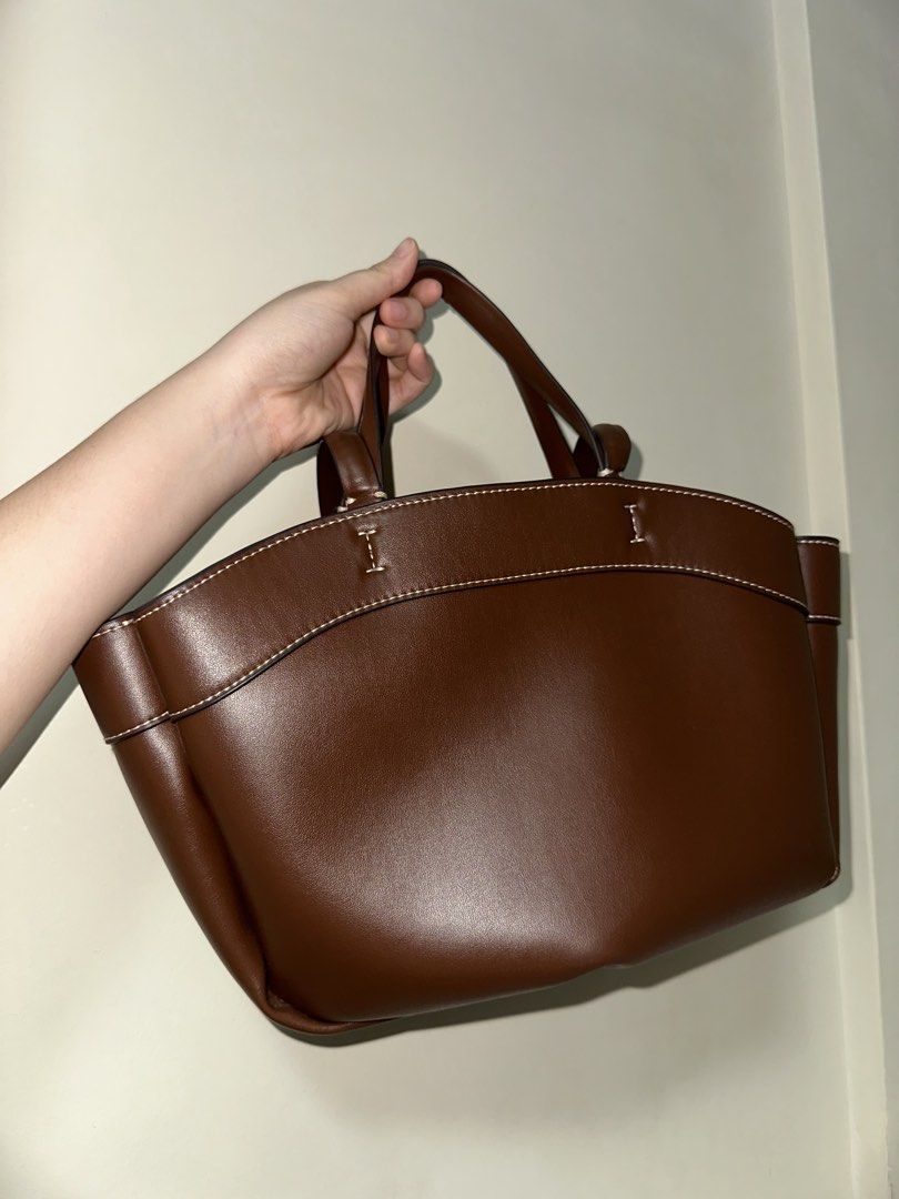 Authentic Zara Shoulder / Hand Bag (Category: Shoulder Bags) located in San Juan City. Submitted by channiesara3 (Listing ID 1466314323, Image 3). Description: Lightly used. Good condition w/ few minor flaws (shown on the last 3 slides) Slightly Negotiable (: Zara price: 2,595 Previously sold this to a relative but that person wants to sell it now. I bought this from Zara Rockwell with receipt in the picture but currently no tag and receipt anymo