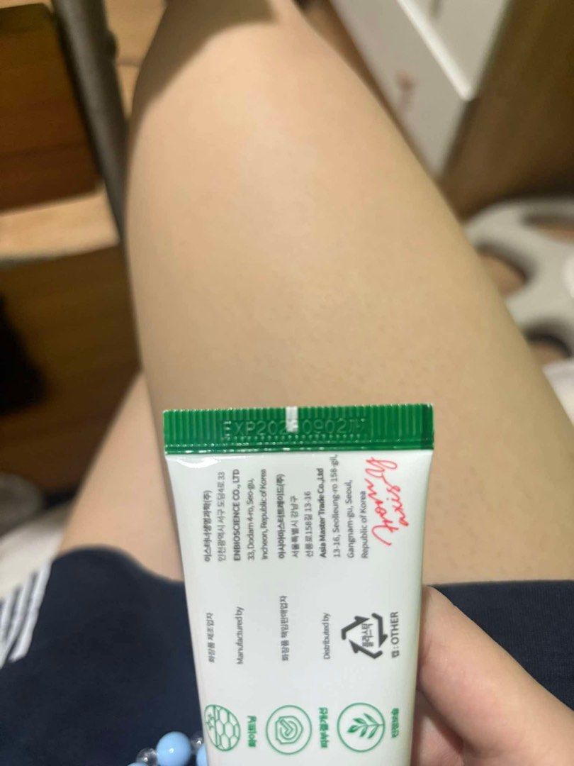 Axis Y Dark Spot Correcting Glow Serum (Category: Face Care) located in Manila. Submitted by mayet_459 (Listing ID 1466310484, Image 3). Description: hindi nagagamit, sayang.