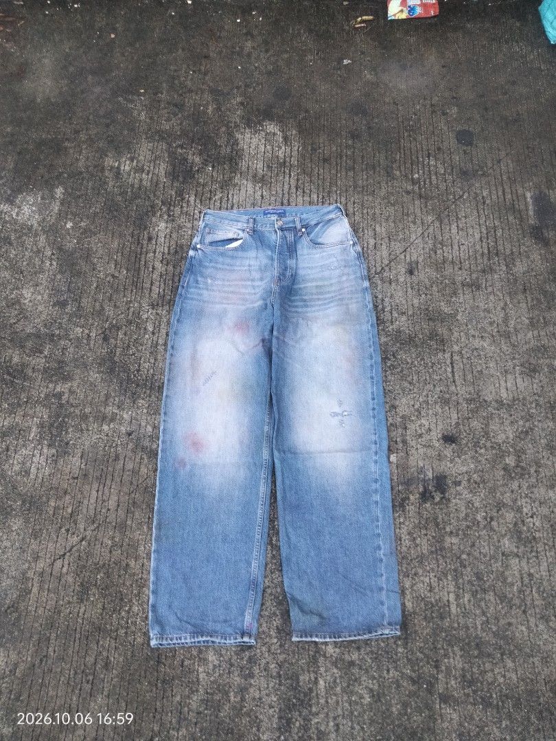 Baggy jeans with paint splatter design (Category: Jeans) located in Caloocan City. Submitted by haruconcep52476 (Listing ID 1466315409, Image 1). Description: Dimensions W32×L43 Good condition Color rate 9 No issue.