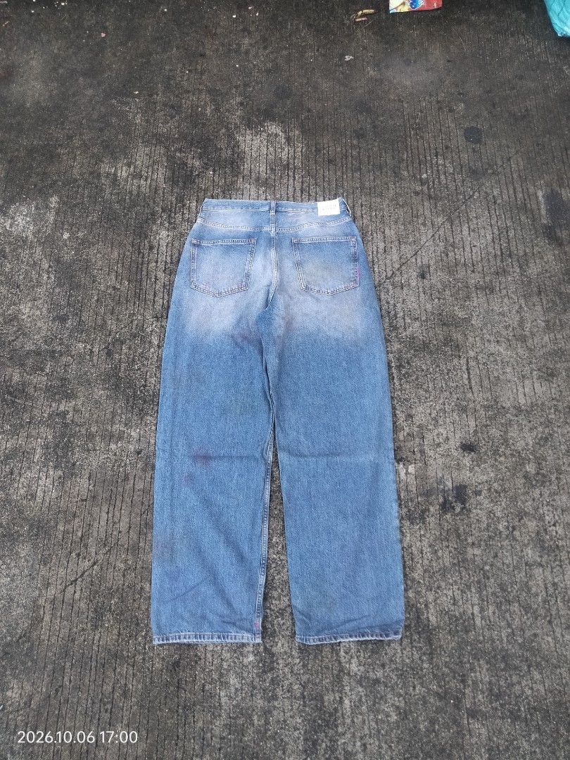 Baggy jeans with paint splatter design (Category: Jeans) located in Caloocan City. Submitted by haruconcep52476 (Listing ID 1466315409, Image 2). Description: Dimensions W32×L43 Good condition Color rate 9 No issue.