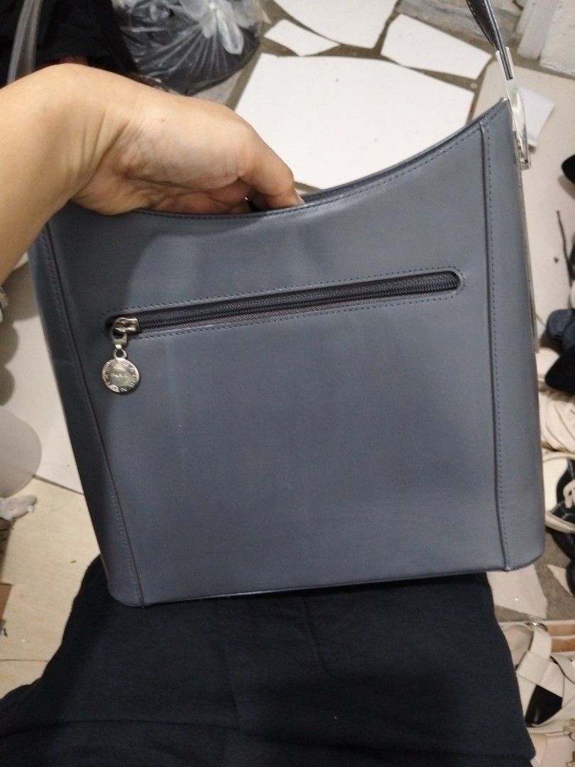 Balenciaga (Category: Shoulder Bags) located in El Salvador. Submitted by francheskaukayukay (Listing ID 1466161181, Image 3). Description: .