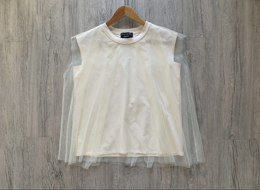 BANANA REPUBLIC Elegant Top (Category: Blouses) located in Paranaque City. Submitted by famsale2016 (Listing ID 1466230084, Image 2). Description: Like new - Bnew ✨ Size M on tag can fit to L .