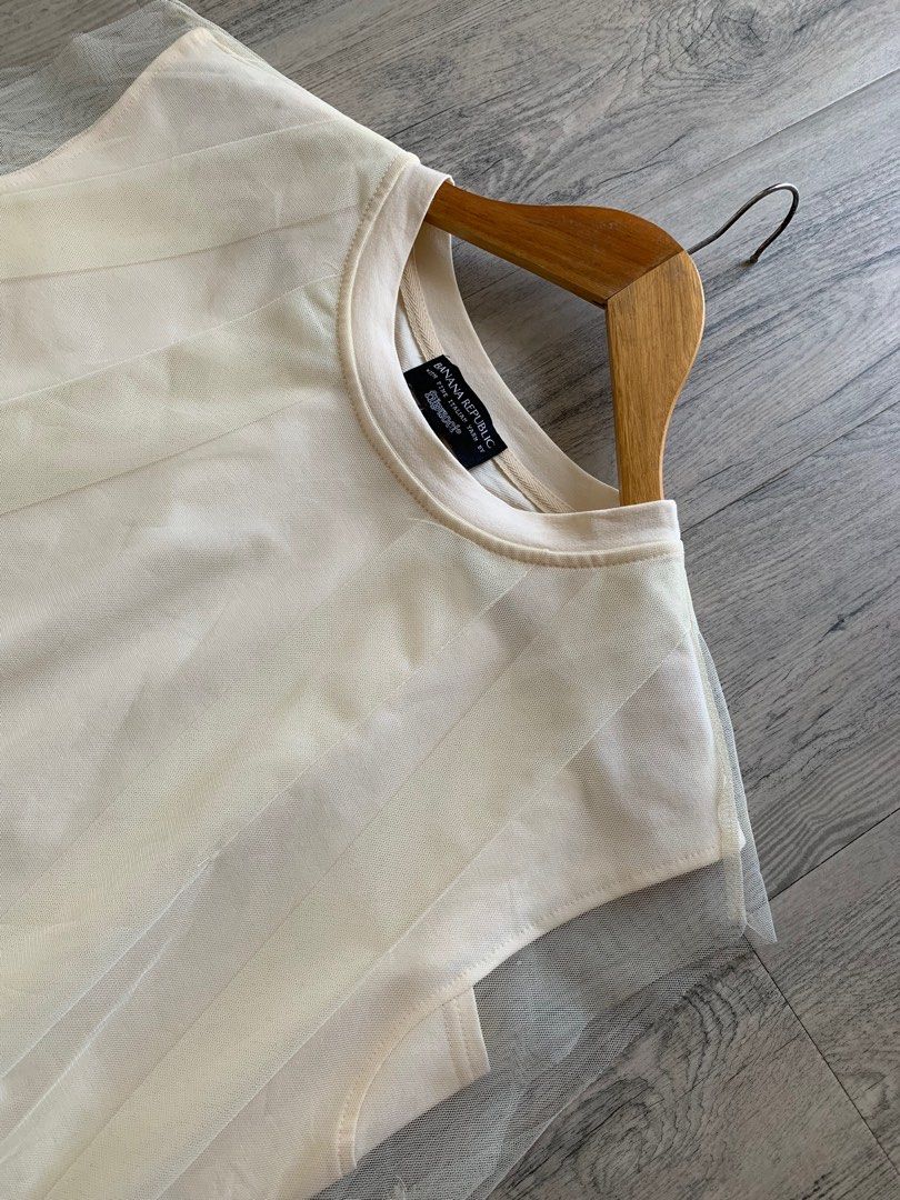 BANANA REPUBLIC Elegant Top (Category: Blouses) located in Paranaque City. Submitted by famsale2016 (Listing ID 1466230084, Image 3). Description: Like new - Bnew ✨ Size M on tag can fit to L .