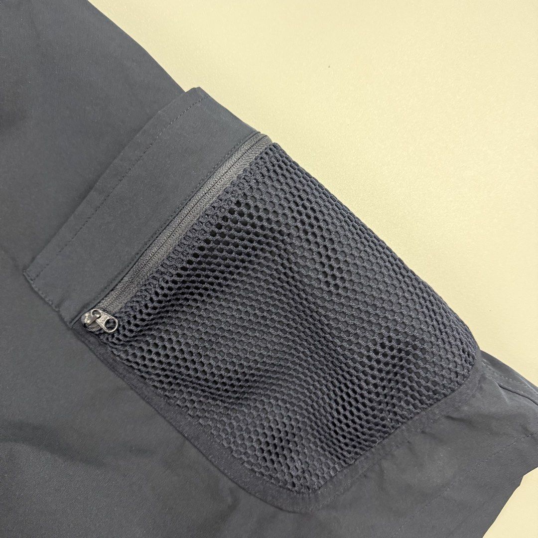 BEAMS HEART Navy Cargo Shorts Size M (Category: Shorts) located in Cavite. Submitted by epiboie (Listing ID 1466317919, Image 3). Description: Beams multipocket short Medium on tag 30-34 19 length 12 leg opening No issue 880 -.