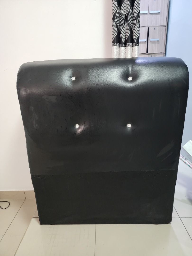 Bed Head only single bed (Category: Bed Frames & Mattresses) located in Shah Alam. Submitted by mrgaanesh89 (Listing ID 1466255607, Image 1). Description: size 43 inch Height 10inch Tick Sigle Bed.