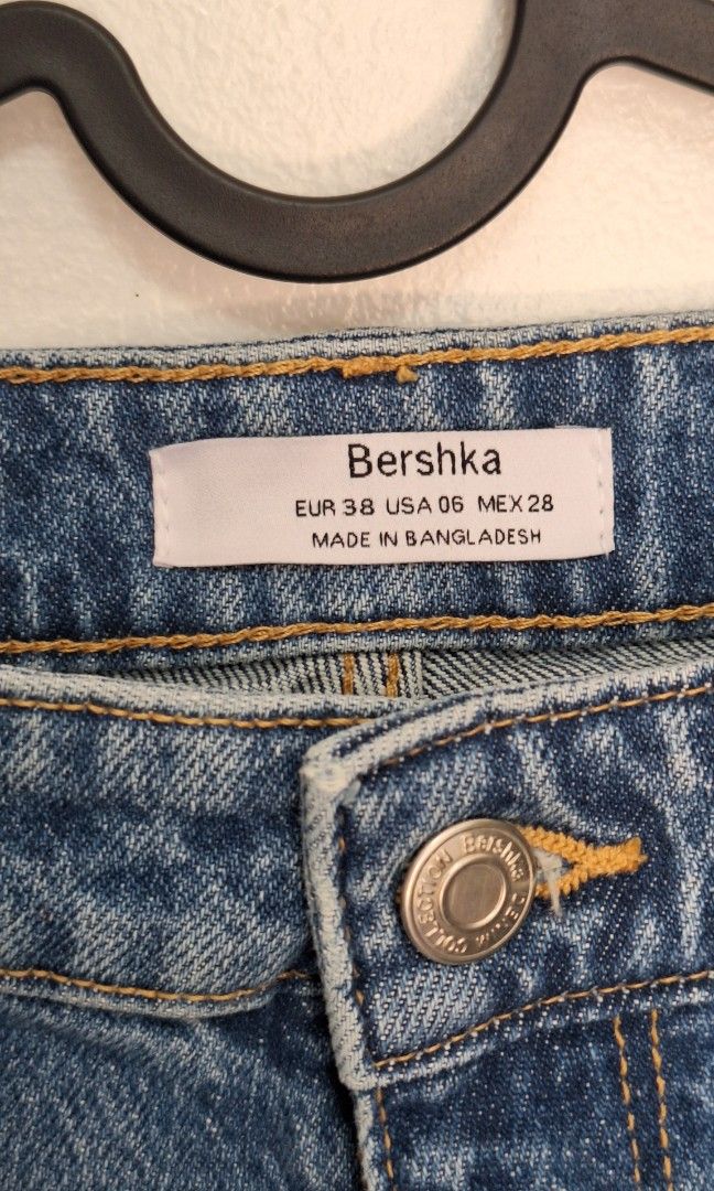 Bershka Straight Cut Jeans (Category: Jeans) located in La Trinidad. Submitted by styled.traded (Listing ID 1466245562, Image 2). Description: Never used W - 28", L- 36".