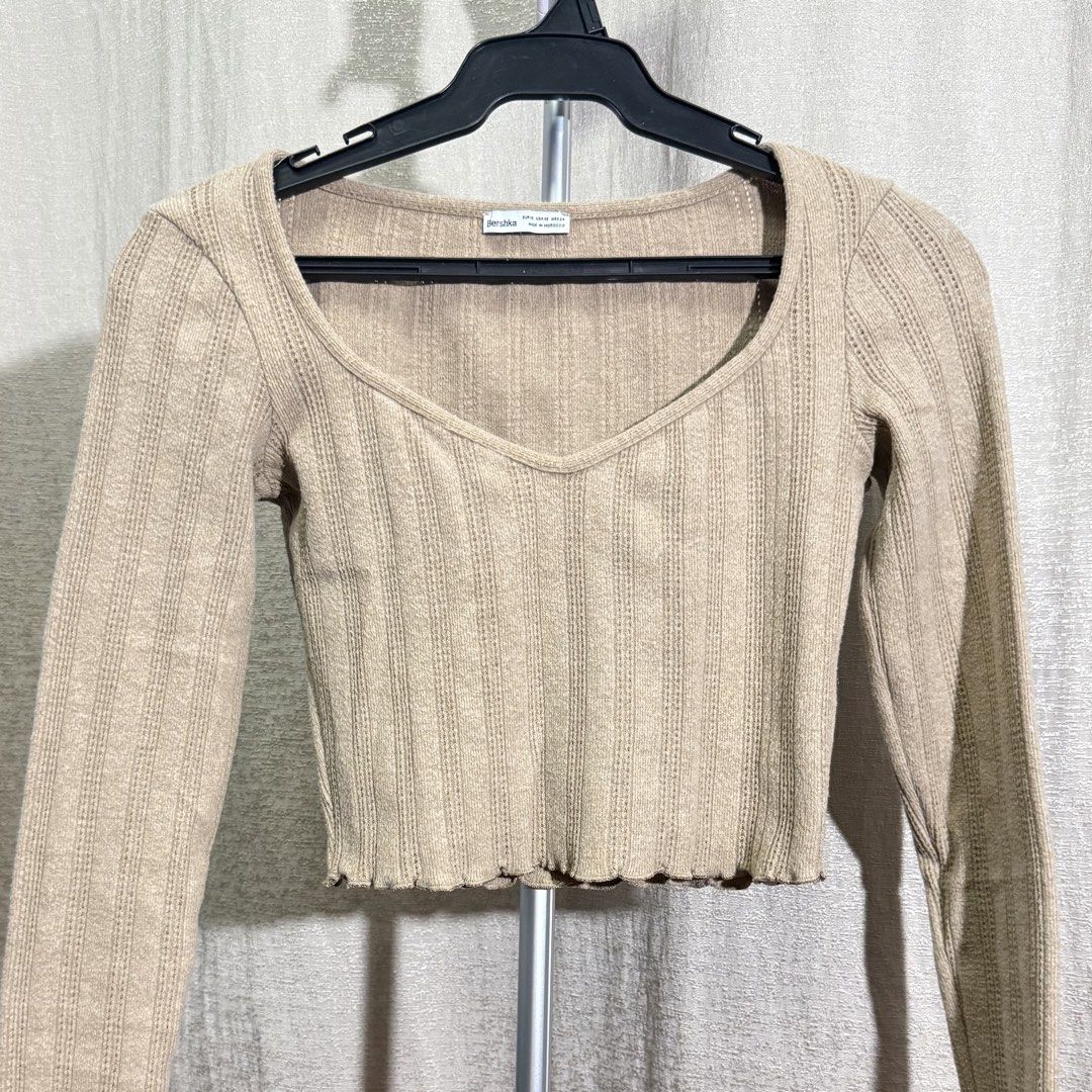 Bershka Ribbed Crop Top (Category: Sleeveless) located in Manila. Submitted by she_alice (Listing ID 1466325862, Image 2). Description: -Bershka ribbed long-sleeve crop top in beige, thick material. -Scoop neckline with a V-cut front and lettuce hem finish. - Condition: Excellent, no noticeable signs of use. 💬 Feel free to message me for any questions 🛵 Can be shipped via Lalamove .