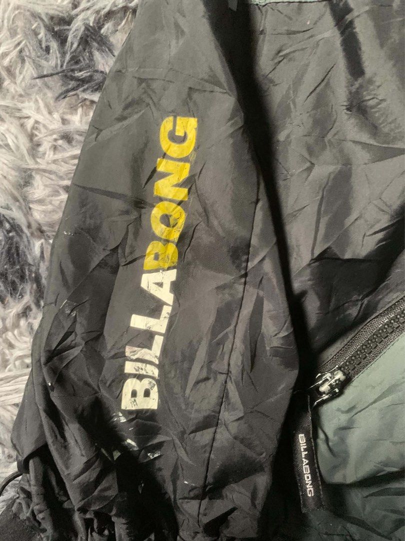 Billabong active jacket (Category: Coats, Jackets and Outerwear) located in Tarlac. Submitted by zealbird-9188e4 (Listing ID 1466185424, Image 2). Description: Size large on tag Minimal print issue.