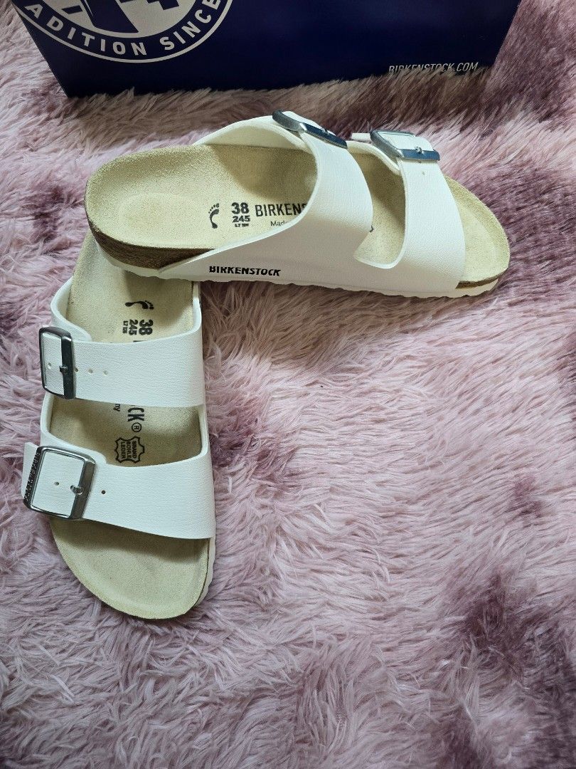 Birkenstock Arizona BS White (Category: Flats & Sandals) located in Calamba. Submitted by xmhybnd (Listing ID 1466273975, Image 2). Description: Onhand ✨ Arizona BS White ●EU 38 NF 📌Free shipping via Flash Express (payment first). 📌💯 Legit / Original (money back if proven fake) 📌Brandnew complete w/ box. 📌No Return, No Exchange. Make sure of your size. DM if interested. 📩.