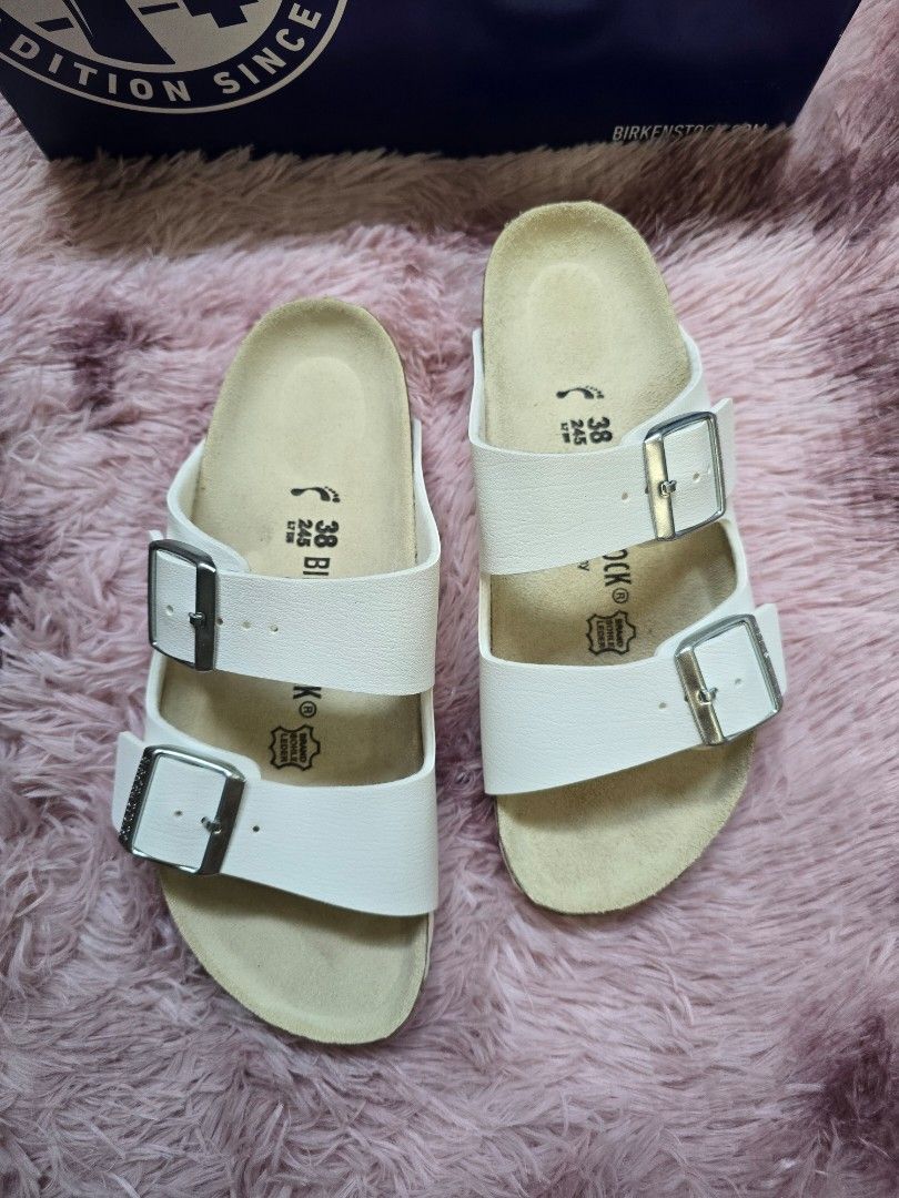 Birkenstock Arizona BS White (Category: Flats & Sandals) located in Calamba. Submitted by xmhybnd (Listing ID 1466273975, Image 1). Description: Onhand ✨ Arizona BS White ●EU 38 NF 📌Free shipping via Flash Express (payment first). 📌💯 Legit / Original (money back if proven fake) 📌Brandnew complete w/ box. 📌No Return, No Exchange. Make sure of your size. DM if interested. 📩.