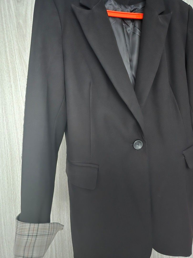 Black blazer LARGE (Category: Coats, Jackets and Outerwear) located in Quezon City. Submitted by mariescloset2020 (Listing ID 1466243998, Image 2). Description: .